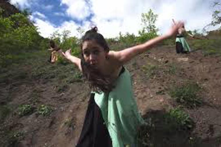 tanečnice v přírodě