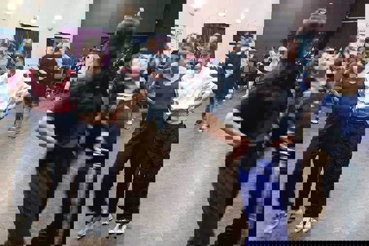 Studenti na tanečním večeru