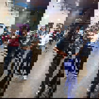 Studenti na tanečním večeru