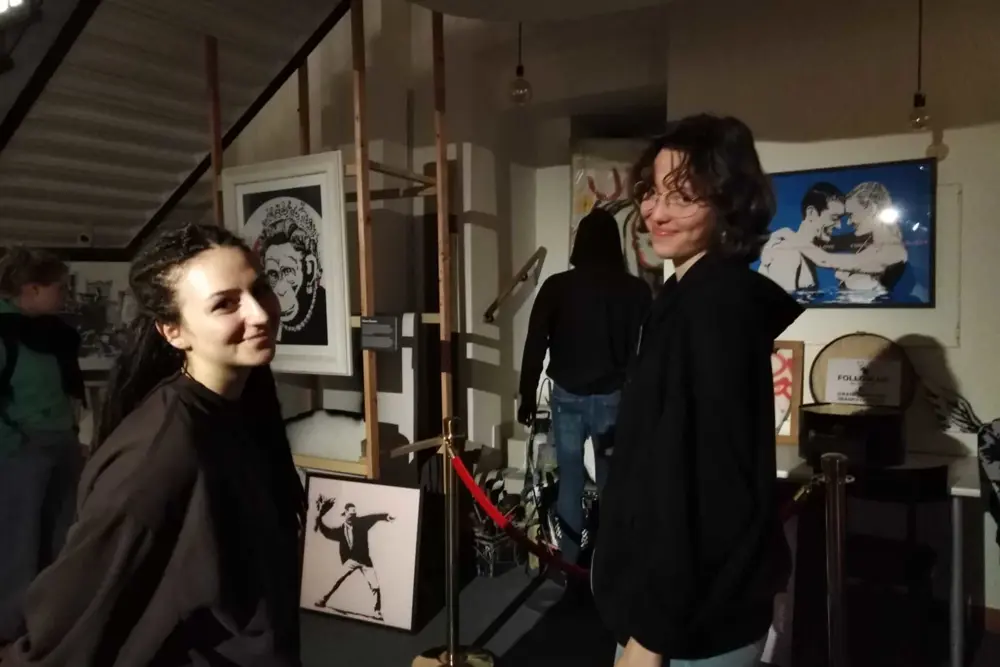 studenti na výstavě