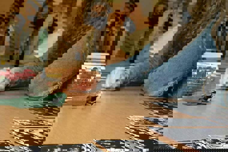 Studenti pracují na workshopu