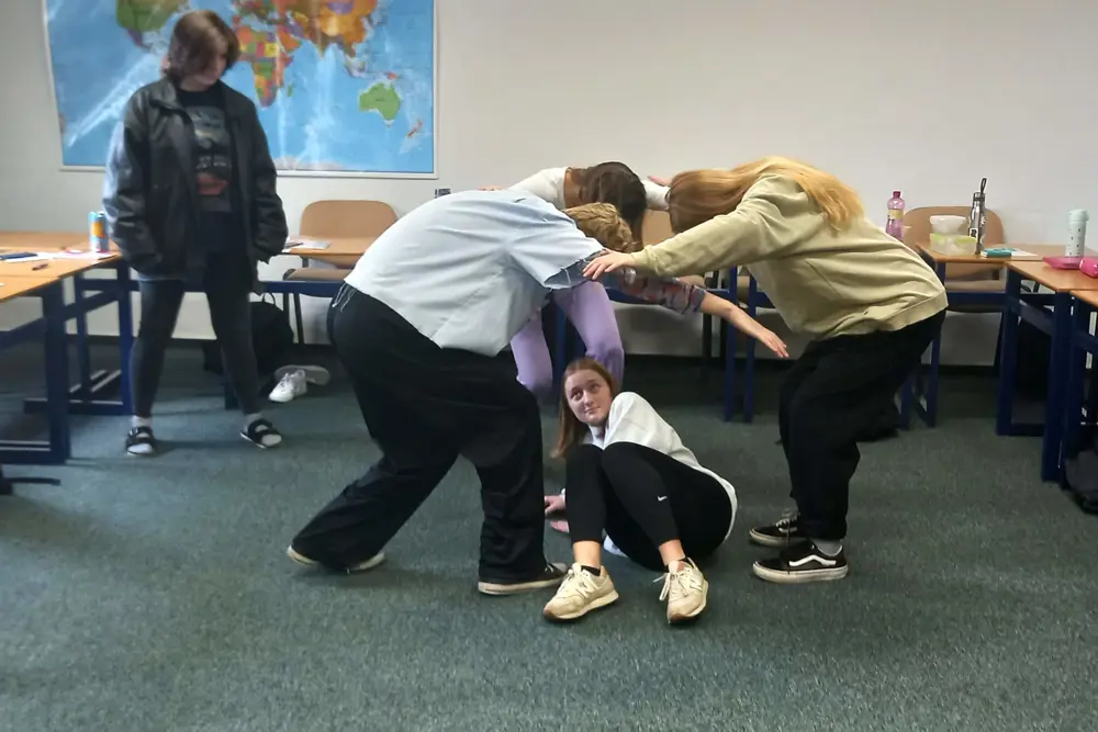 Studenti při workshopu
