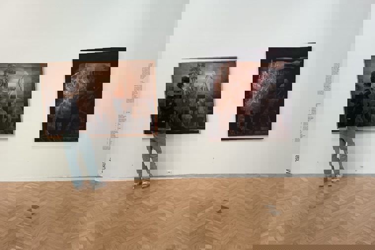 studenti na výstavě