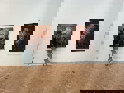 studenti na výstavě