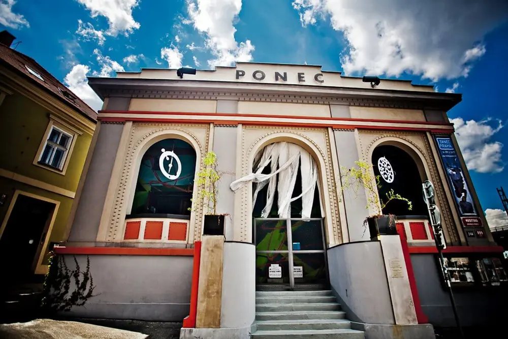 Exteriér divadla Ponec