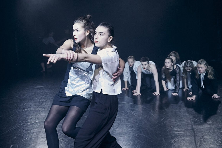 Studenti při představení