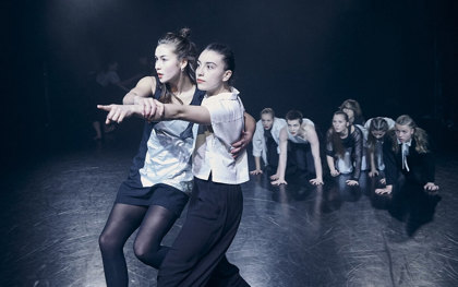 Studenti při představení