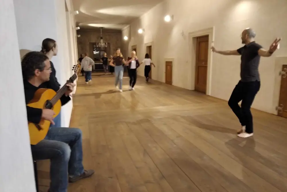 tančící studenti