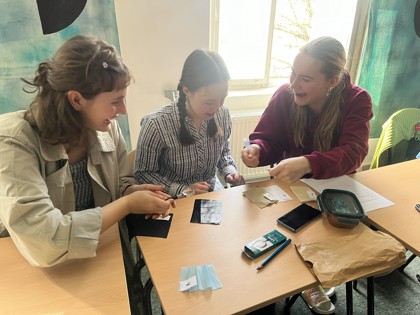 lektorky a studentky v učebně