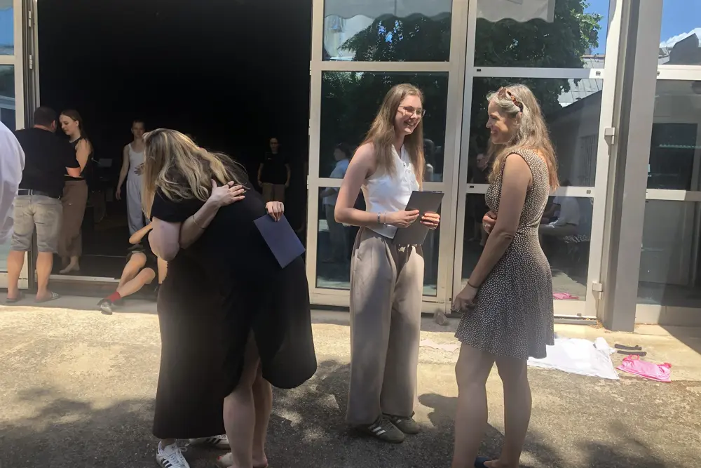 slavnostní předávání diplomů absolventkám