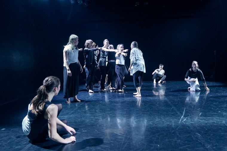 Studenti při představení