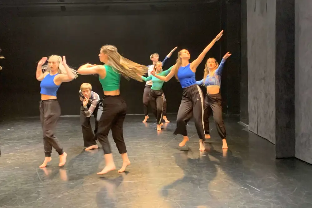 Tanečníci v choreografii Tajnosti
