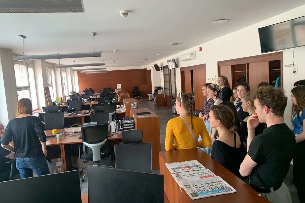 studenti sedí na židli