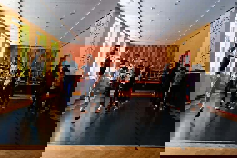 studenti na tanečním sále