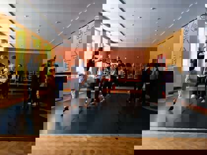 studenti na tanečním sále