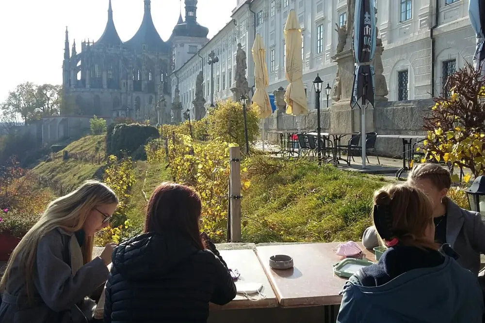 Studenti obědvají s výhledem na chrám sv. Barbory