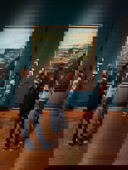 studenti na výstavě