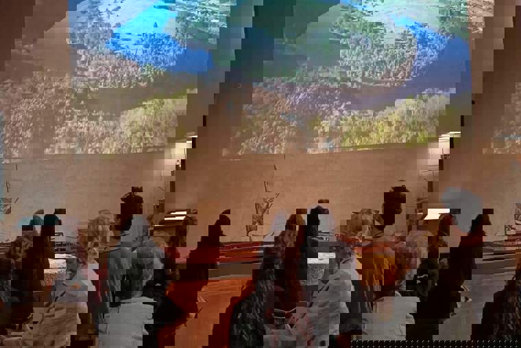 studenti na výstavě