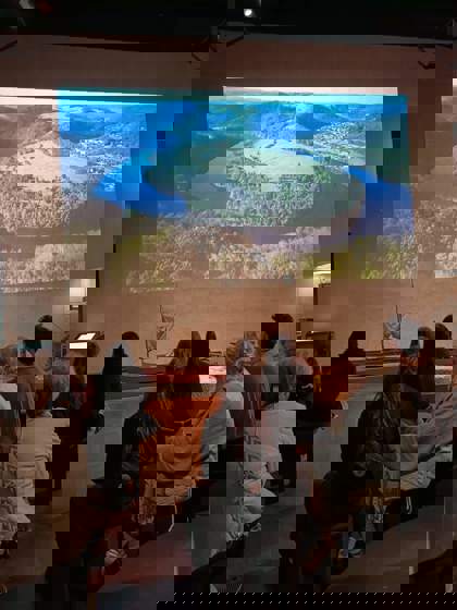 studenti na výstavě