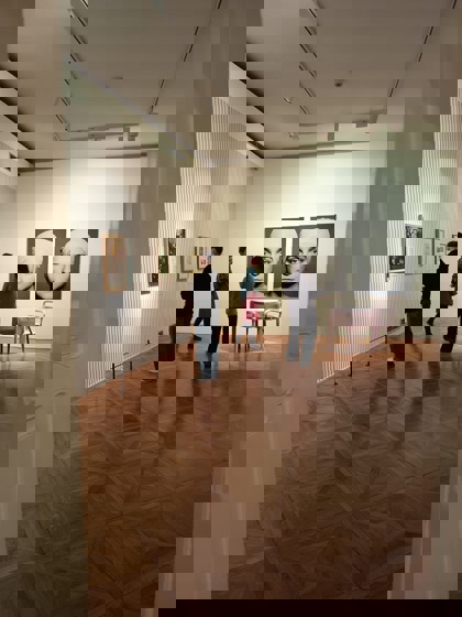 studenti na výstavě