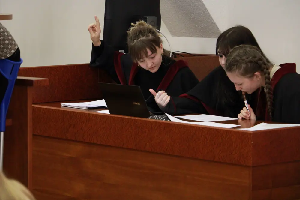 Studenti v "soudní síni"