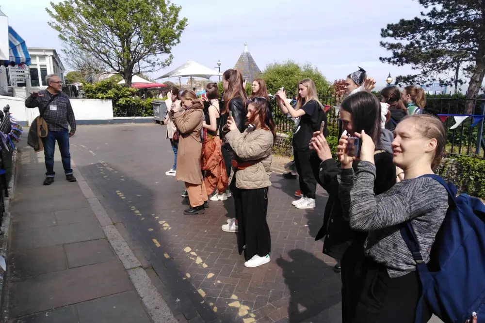 Studenti na procházce Broadstairs