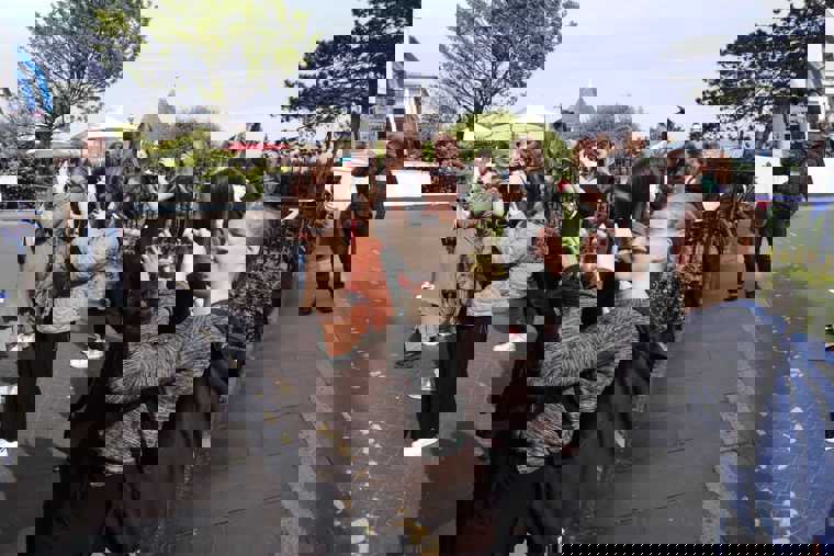 Studenti na procházce Broadstairs