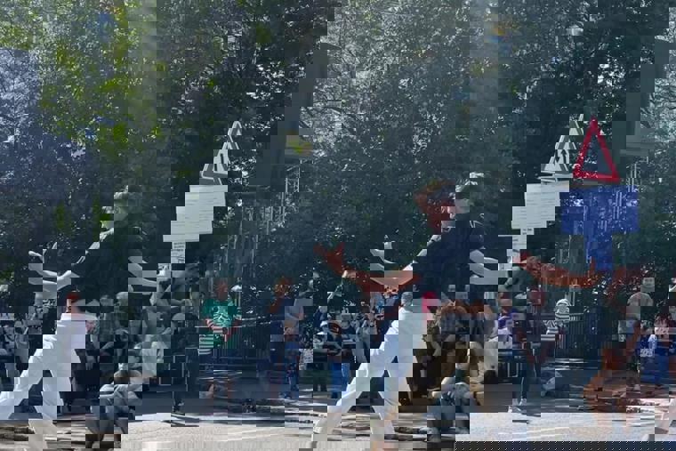 studenti tančí na Braníku sobě