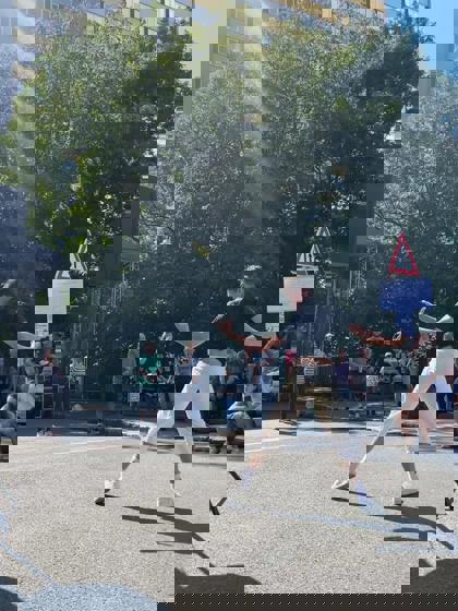 studenti tančí na Braníku sobě