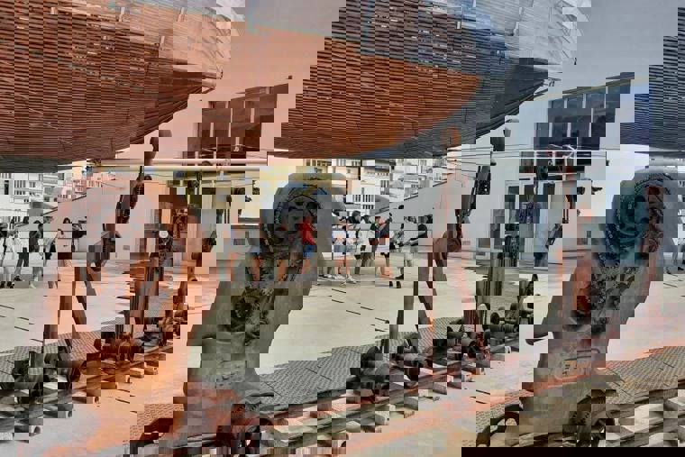 studenti u vzducholodě v DOXu