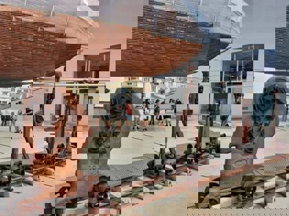 studenti u vzducholodě v DOXu