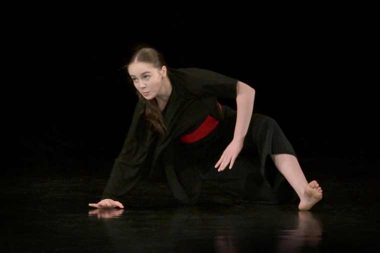 studenti tančí na představení