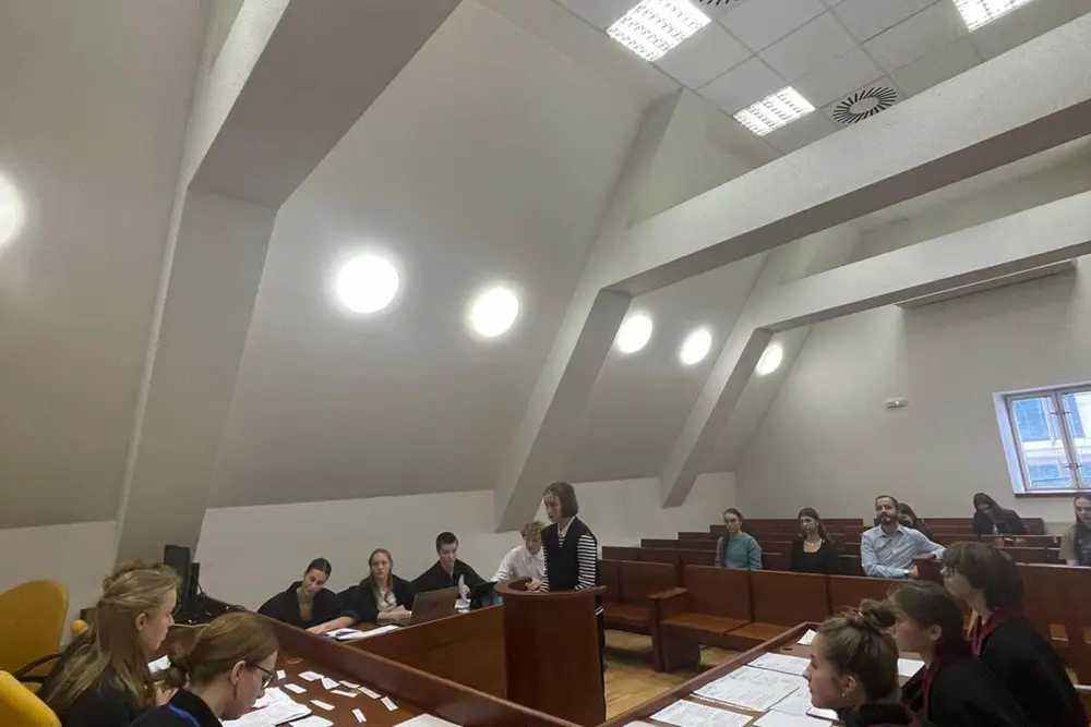 studenti na simulovaném soudním řízení