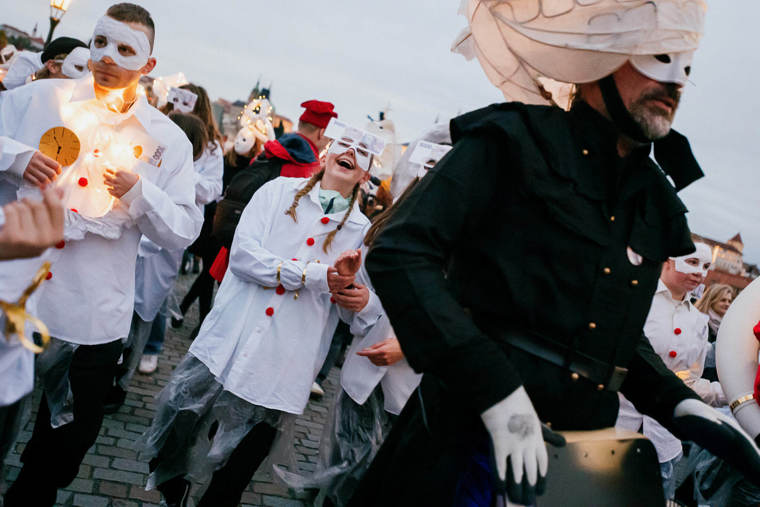 studenti v satirickém průvodu