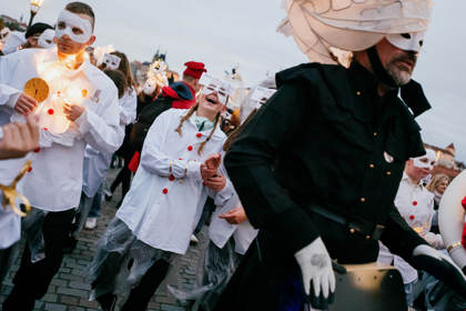 studenti v satirickém průvodu