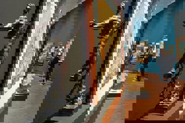 studenti na výstavě