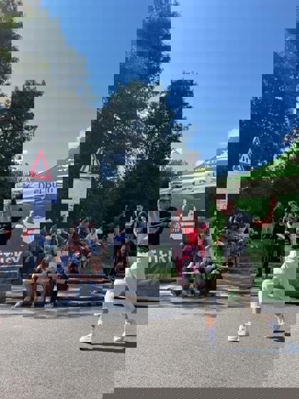 studenti tančí na Braníku sobě