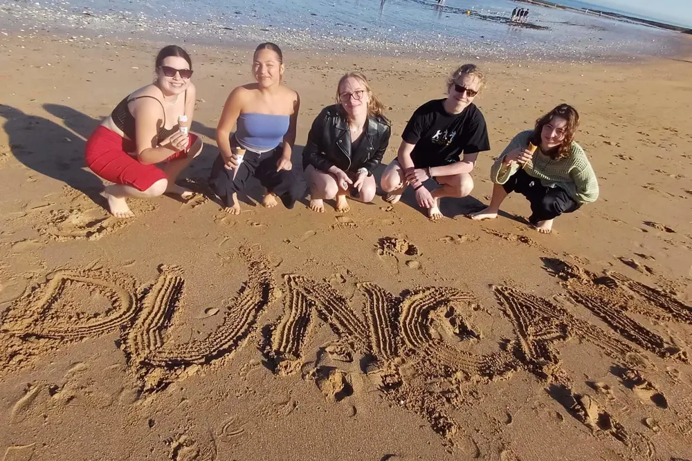 studenti na pláži