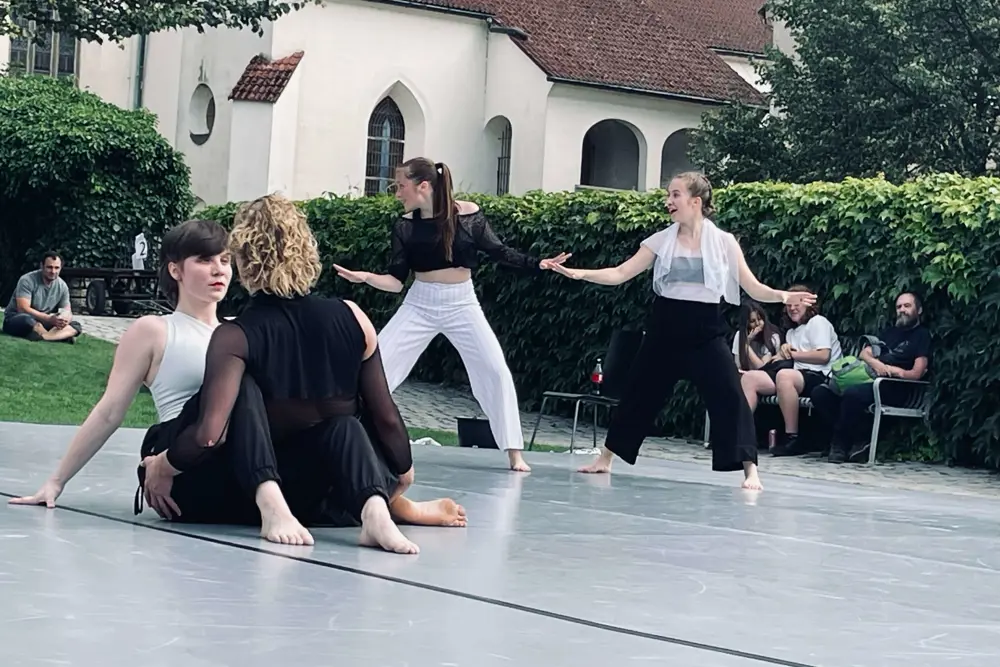 studenti tančí na festivalu