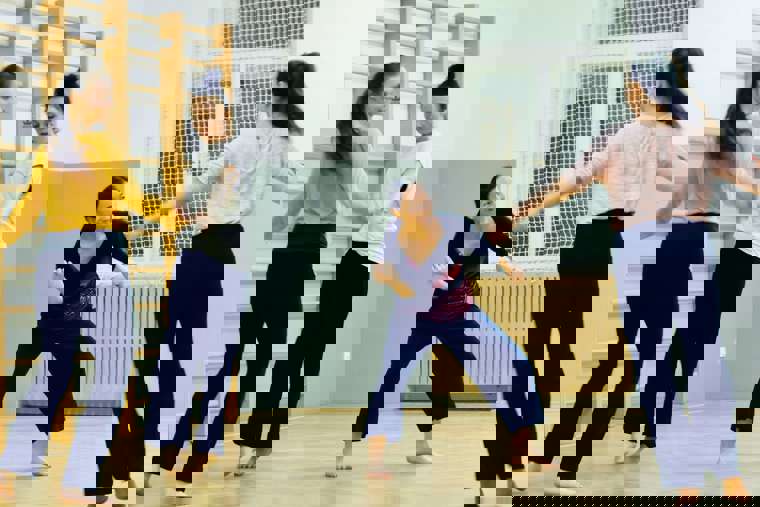 tanečníci ve studiu