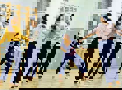 tanečníci ve studiu