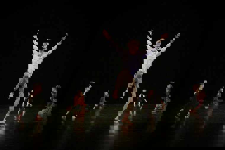 studenti tančí na představení