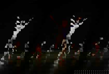 studenti tančí na představení