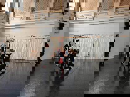 studenti tančí na tanečním sále