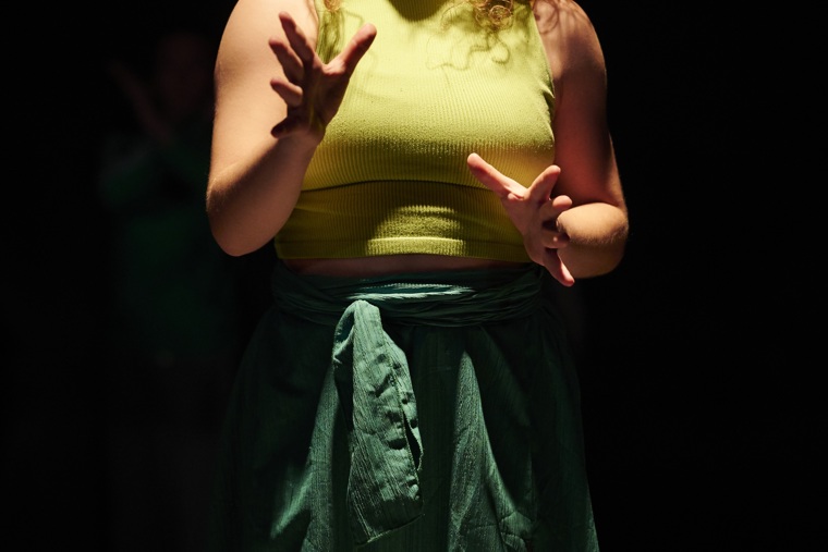 studenti při představení