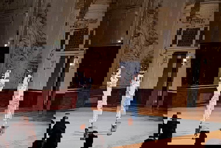 studenti tančí na Zlaté Praze