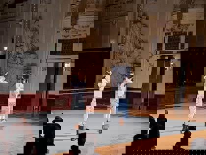 studenti tančí na Zlaté Praze