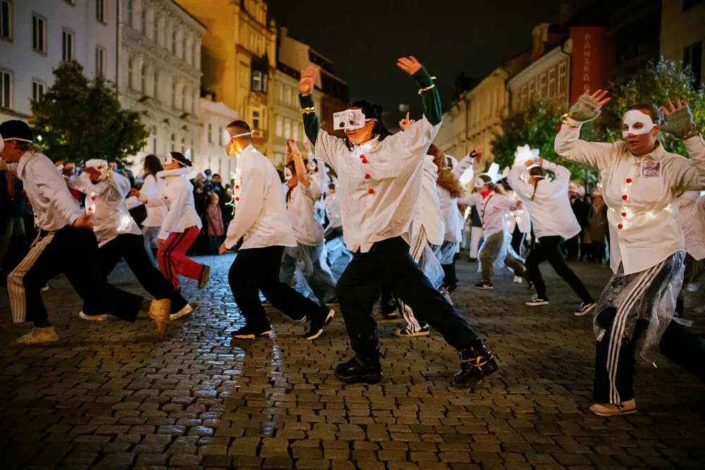 studenti v satirickém průvodu