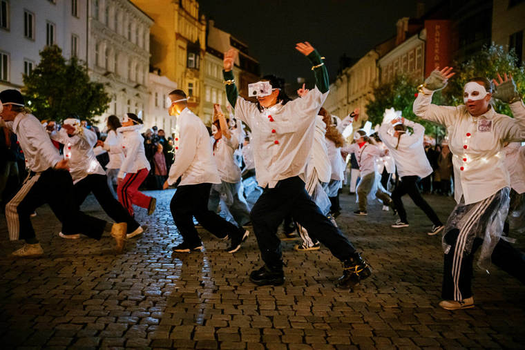 studenti v satirickém průvodu