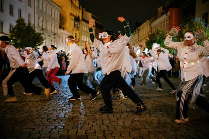 studenti v satirickém průvodu